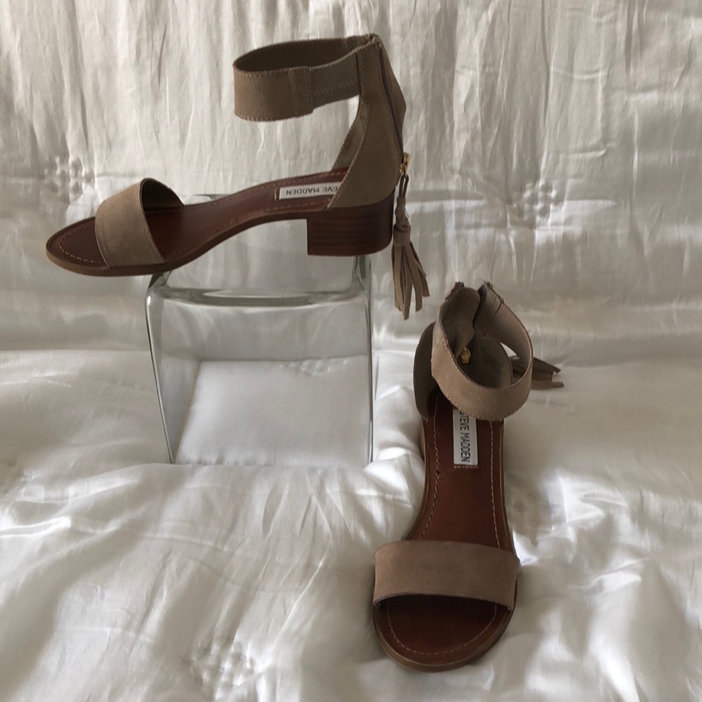 Steve Madden block heel suede sandals w/tassel